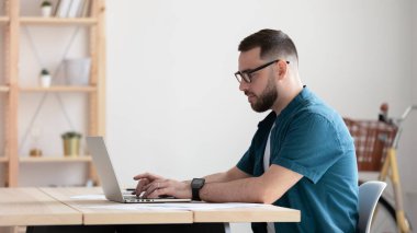 Bilgisayarda yazmakla meşgul erkek işçinin pankart görünümü