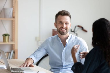 Takım toplantısında gülümseyen çeşitli meslektaşların beyin fırtınası