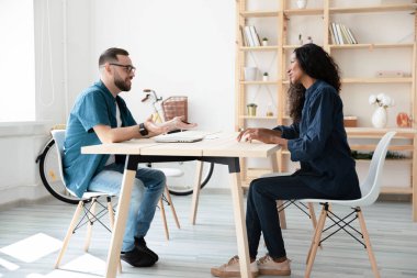 Erkek işveren, kadın iş başvurusu yapıyor.