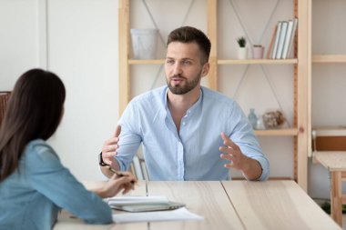 Motive olmuş meslektaşlar toplantıda fikirleri tartışır