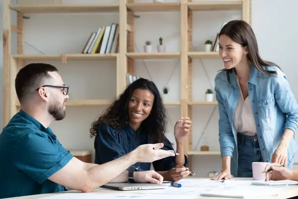 Sonrientes colegas multirraciales se divierten trabajando en la reunión — Foto de Stock