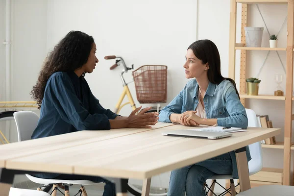 Multiracial female colleagues discuss ideas in office — Stock Photo, Image