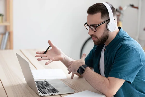 Caucasian male employee have video call on computer — Stock Photo, Image