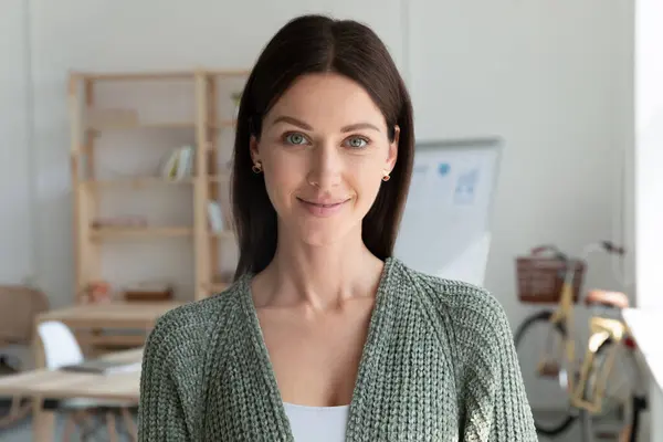 Foto profilo di donna d'affari caucasica sorridente in ufficio — Foto Stock