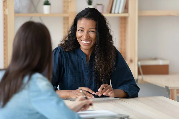 笑顔アフリカ系アメリカ人女性はオフィスで同僚と話す — ストック写真