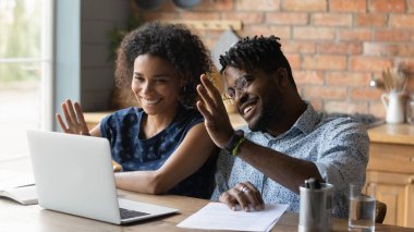 Mutlu pozitif, genç, melez bir aile, video çekiyor..