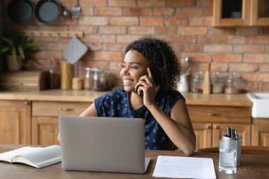 Cep telefonuyla konuşan melez genç bir kadın bilgisayar işinden uzaklaştırıldı..