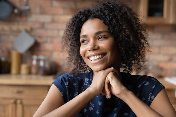 Happy young pretty african american woman looking in distance. — Stock Photo, Image