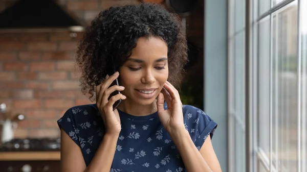 Happy millennial african ethnicity woman talking on cellphone. — Stock Photo, Image