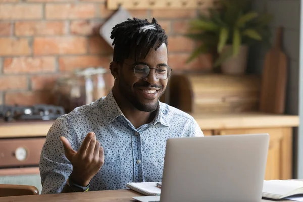 Guapo sonriente joven africano etnia chico celebración de videollamada. — Foto de Stock