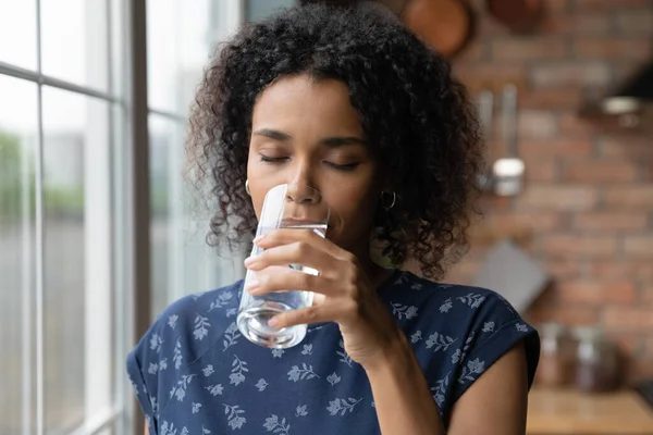 Young african ethnicity woman drinking mineral water. — Stock Photo, Image