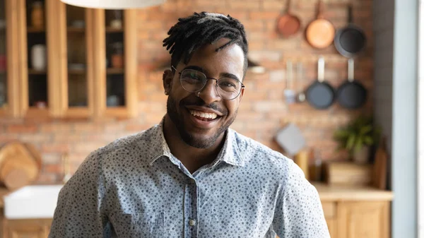 Head shot portrait of happy 30s african american hipster man. — Stockfoto