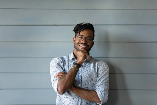 Happy young confident african american man on wall background. — Stockfoto