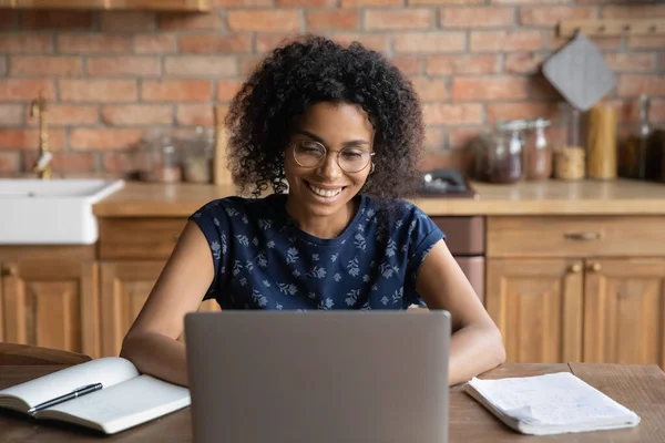 Felice giovane donna afro-americana in occhiali da vista che lavora sul computer. — Foto Stock