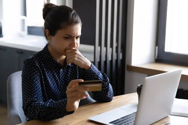 Frustrated indian lady losing money from card after paying online — Stock Photo, Image