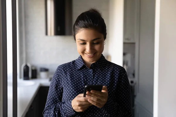 Happy smiling indian woman read good message on mobile phone — Stock Photo, Image