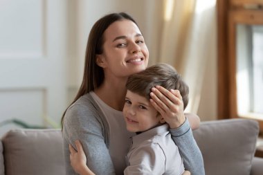 Küçük oğlunu seven bir annenin portresi.