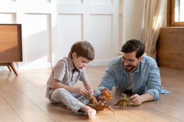Önemseyen baba figürlerle oynayan küçük oğul.
