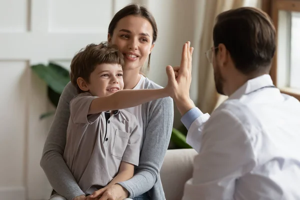 Happy kleine jongen groeten met mannelijke arts in het ziekenhuis — Stockfoto