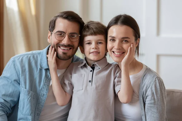 年轻快乐的白人家庭与小儿子的画像 — 图库照片
