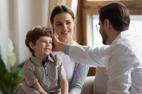 Cuidar pediatra masculino animar niño pequeño paciente —  Fotos de Stock