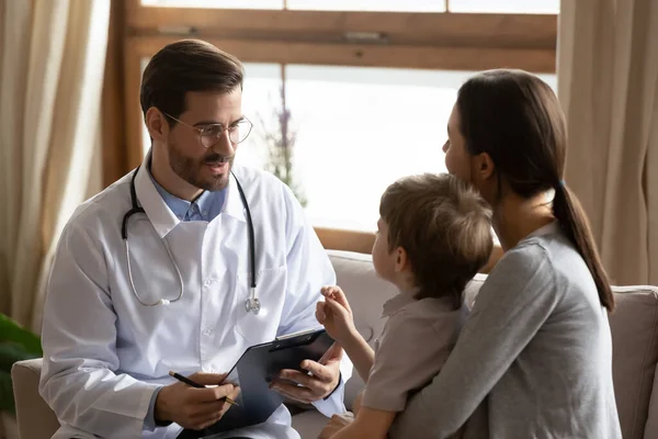 Pediatra masculino examina paciente niño pequeño en consulta —  Fotos de Stock