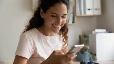 Gülümseyen kadını kapat telefon ekranına bak, mesaj oku