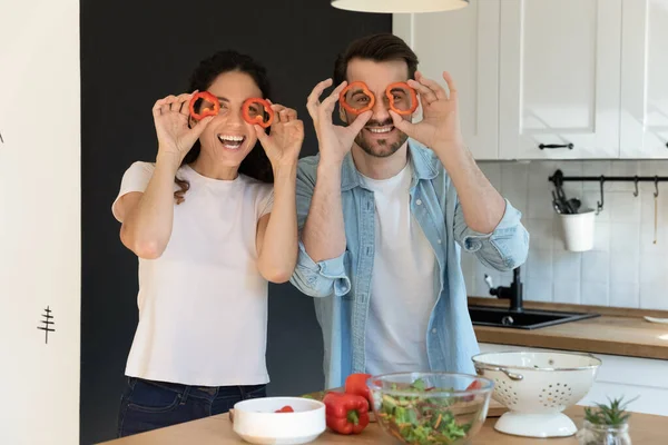 Grappig portret glimlachende man en vrouw met peper als bril — Stockfoto