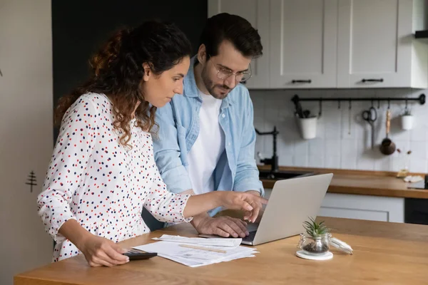 Gericht man en vrouw met behulp van laptop, het controleren van financiële documenten — Stockfoto