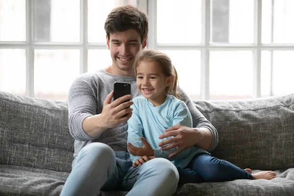 笑顔ハンサムな若いですお父さん作り自慰行為とともに子供娘. — ストック写真