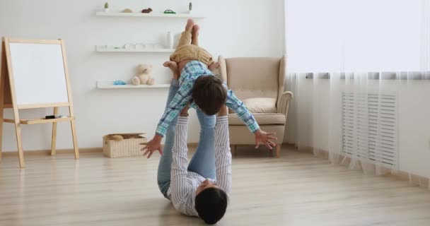 Mère indienne jouer avec son fils tout en étant couché sur le sol chaud — Video