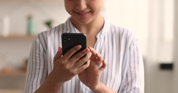 Vista de cerca Mujer india sosteniendo teléfonos inteligentes compartiendo mensajes con amigos — Vídeos de Stock