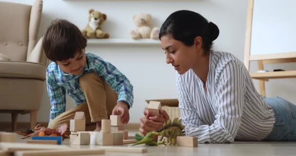 India madre jugar con pequeño hijo bloques de madera — Vídeo de stock