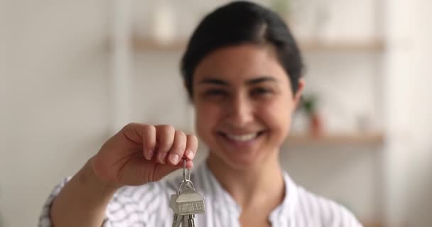 Vista de cerca hembra mano sosteniendo las llaves de la nueva casa — Vídeo de stock