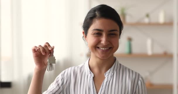 Head shot portrait Indian female showing keys from new apartment — Stock Video