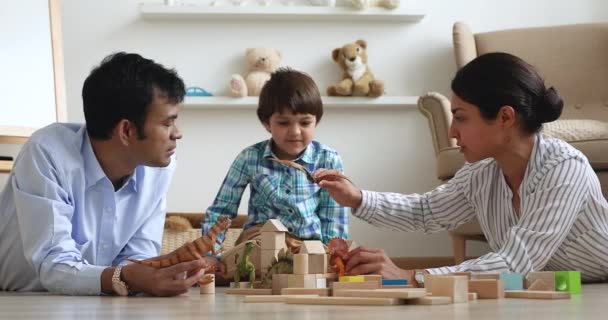 Família indiana jogar dinossauros brinquedos e cubo definido em casa — Vídeo de Stock