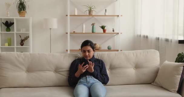 Kvinna håller smartphone läsa budskap med goda nyheter känns glad — Stockvideo