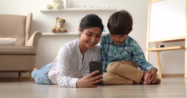 Ινδική μαμά δείχνουν σε μικρό γιο σε smartphone εκπαιδευτικά κινούμενα σχέδια — Αρχείο Βίντεο