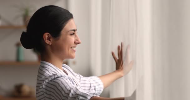 Gelukkig indiaanse vrouw opening gordijnen genieten van nieuwe dag — Stockvideo