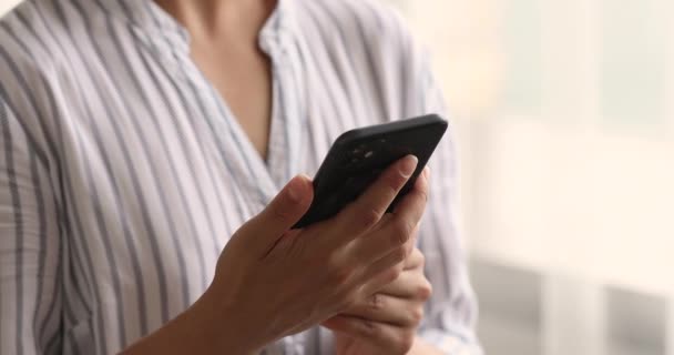 Fechar as mãos femininas segurando smartphone se divertindo usando dispositivo sem fio — Vídeo de Stock