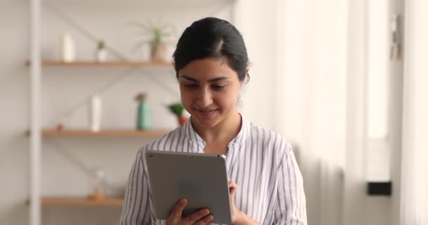 태블릿을 사용하는 인도 여성, 쉽게 온라인 쇼핑을 즐길 수있다 — 비디오