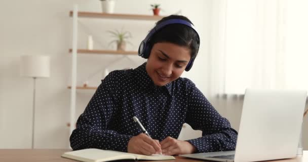 Indická žena studuje pomocí sluchátek notebook a audio kurz — Stock video
