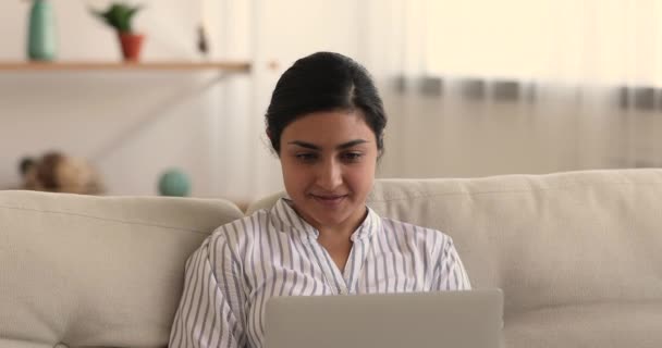 Ινδή γυναίκα χρήση laptop απολαμβάνουν απομακρυσμένη επικοινωνία και αγορές — Αρχείο Βίντεο