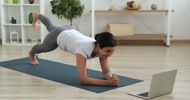 Indian woman perform butt workout plank leg raises at home — Stockvideo