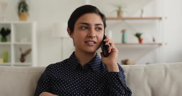 Fejlövés portré indiai nő segítségével mobiltelefon beszél barátjával — Stock videók