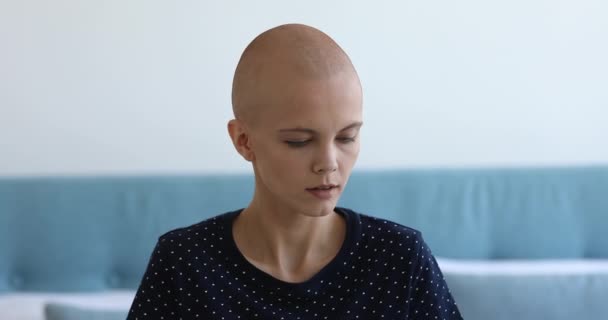 Joven mujer calva llena de fuerza interior para combatir el cáncer. — Vídeo de stock