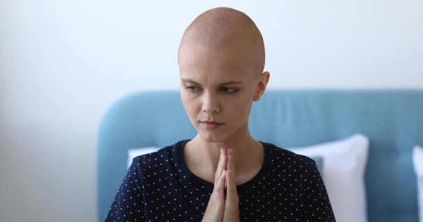 Treue junge Onkologie-Zentrum glatzköpfige Patientin betet in Innenräumen. — Stockvideo