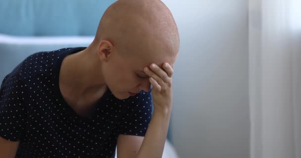 Jovem mulher infeliz sem pêlos se preocupando com a futura operação. — Vídeo de Stock