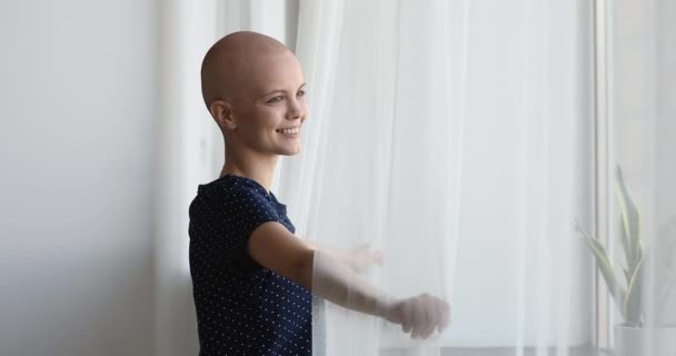 Feliz emocional jovem careca caner doente mulher acolhedor novo dia. — Vídeo de Stock