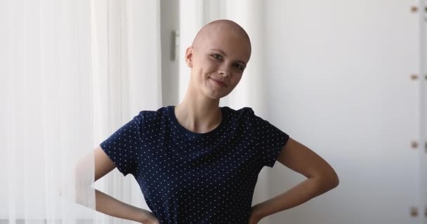 Щасливий молодий центр лікування раку пацієнтка стоїть біля вікна . — стокове відео
